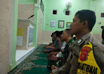 Sinirgitas TNI-POLRI Bhabinkamtibmas bersama  Babinsa Kelurahan Tipar Sholat Subuh Berjamaah.