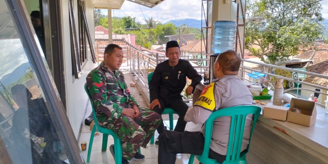 Bhabinkamtibmas Polsek Cireunghas Polres Sukabumi Kota Bersama Babinsa Sambang Koordinasi Dengan Kepala Desa