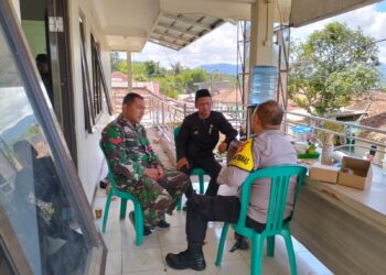 Bhabinkamtibmas Polsek Cireunghas Polres Sukabumi Kota Bersama Babinsa Sambang Koordinasi Dengan Kepala Desa