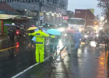 Antisipasi Kemacetan Pagi Pasca Hujan, Unit Lantas Polsek Sukalarang Melaksanakan Gatur Lalin Saat Jam Masuk Karyawan