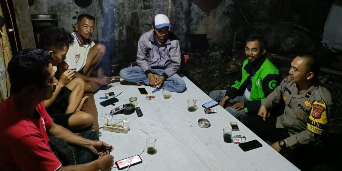 Bhabinkamtibmas Polsek Cikole Laksanakan Giat Sambang Di Pos Kamling
