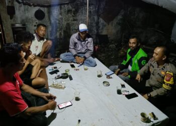 Bhabinkamtibmas Polsek Cikole Laksanakan Giat Sambang Di Pos Kamling