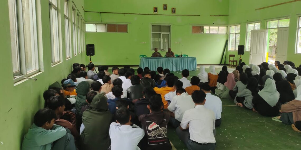 Sampaikan Trending Topik di kalangan pelajar, Kanit Samapta Polsek Cireunghas sambangi SMA 1 Cireunghas