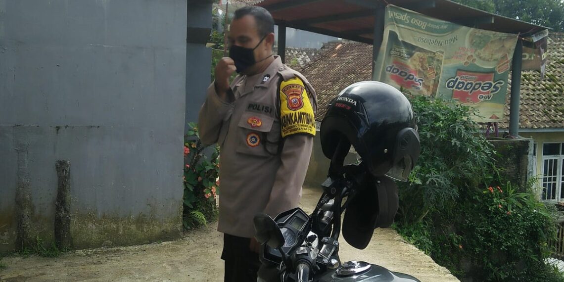 Bhabinkamtibmas Polsek Kadudampit dialogis dengan masyarakat