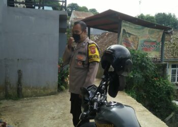 Bhabinkamtibmas Polsek Kadudampit dialogis dengan masyarakat