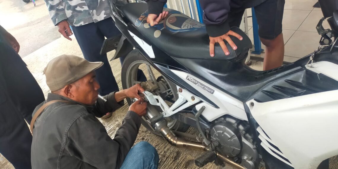 Lakukan Penertiban Knalpot Yang Tidak Sesuai Speknya Di Sejumlah Titik Di Area Setempat