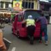 Bantu Dorong Mobil Angkot Yang Mogok Anggota Polsek Sukaraja