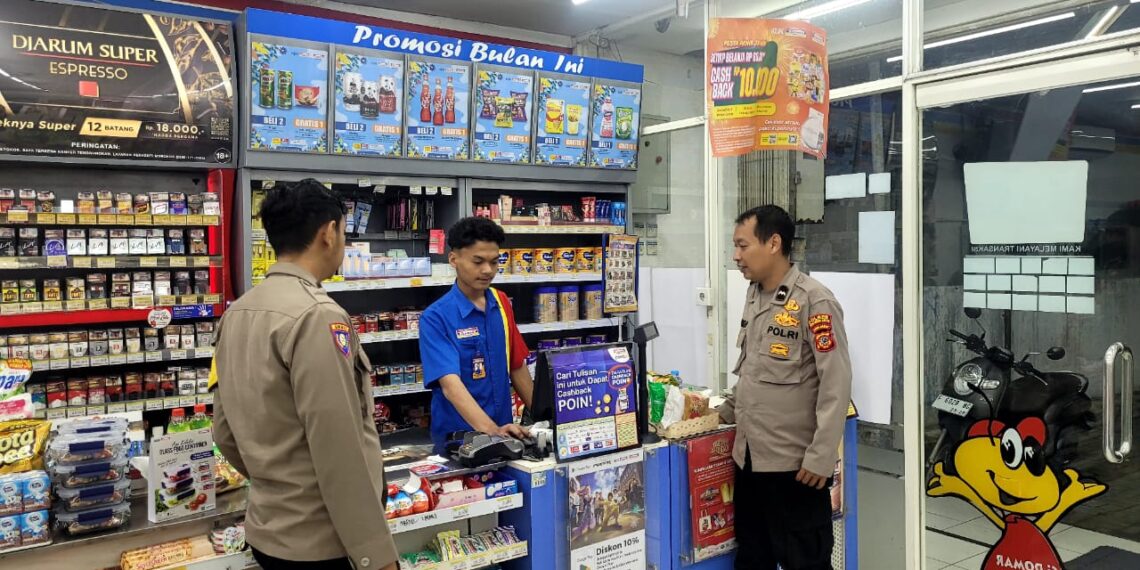 Anggota Polsek Sukalarang Laksanakan Patroli Dialogis Kerawanan Malam Kontrol Minimarket