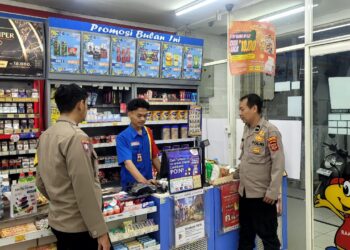 Anggota Polsek Sukalarang Laksanakan Patroli Dialogis Kerawanan Malam Kontrol Minimarket