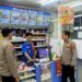 Anggota Polsek Sukalarang Laksanakan Patroli Dialogis Kerawanan Malam Kontrol Minimarket