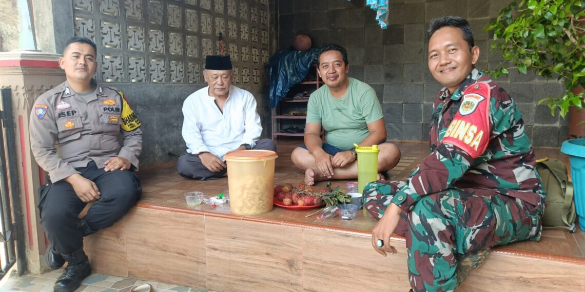 Bhabinkamtibmas Dengan Babinsa Sambangi Warga Tingkatkan Kesadaran Masyarakat Terhadap Harkamtibmas