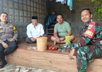 Bhabinkamtibmas Dengan Babinsa Sambangi Warga Tingkatkan Kesadaran Masyarakat Terhadap Harkamtibmas
