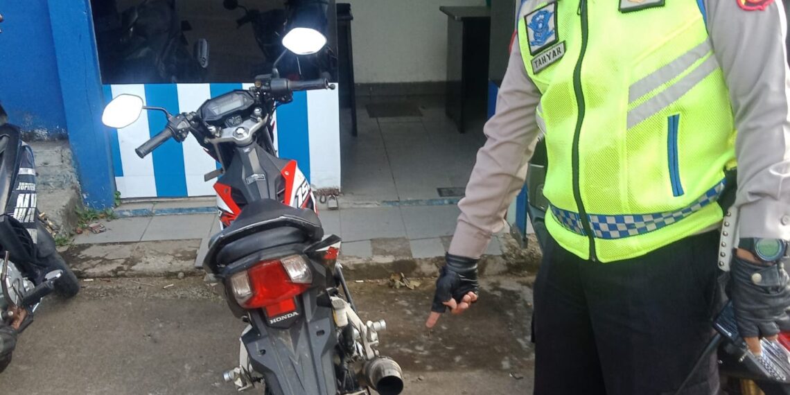 Polsek Sukalarang Tindak Pelanggar Pengguna Knalpot Tidak Sesuai Spesifikasi Teknis Cipta Situasi Keamanan dan Ketertiban Masyarakat