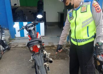 Polsek Sukalarang Tindak Pelanggar Pengguna Knalpot Tidak Sesuai Spesifikasi Teknis Cipta Situasi Keamanan dan Ketertiban Masyarakat