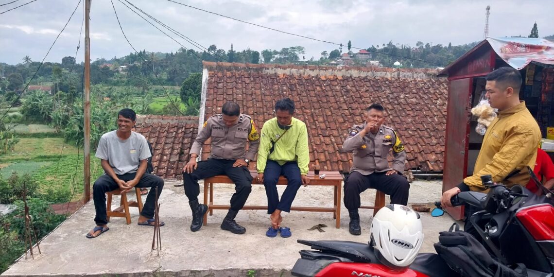 Dekatkan Dengan Masyarakat Polsek Kadudampit Patroli Rutin
