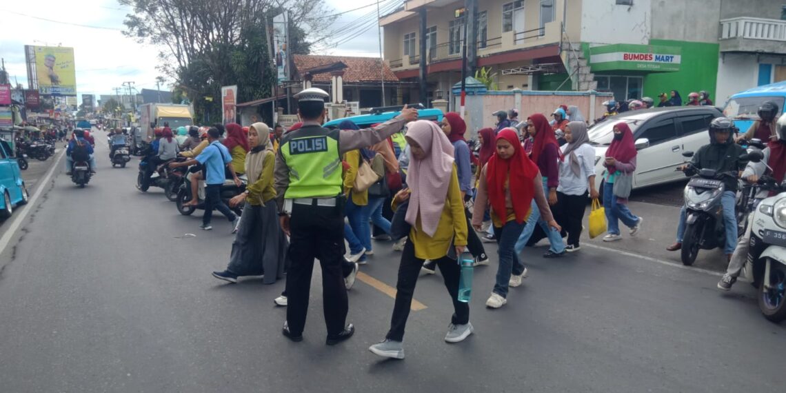 Antisipasi Kemacetan Sore, Unit Lantas Polsek Sukalarang Melaksanakan Gatur Lalin Saat Jam Pulang Karyawan