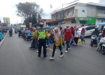 Antisipasi Kemacetan Sore, Unit Lantas Polsek Sukalarang Melaksanakan Gatur Lalin Saat Jam Pulang Karyawan
