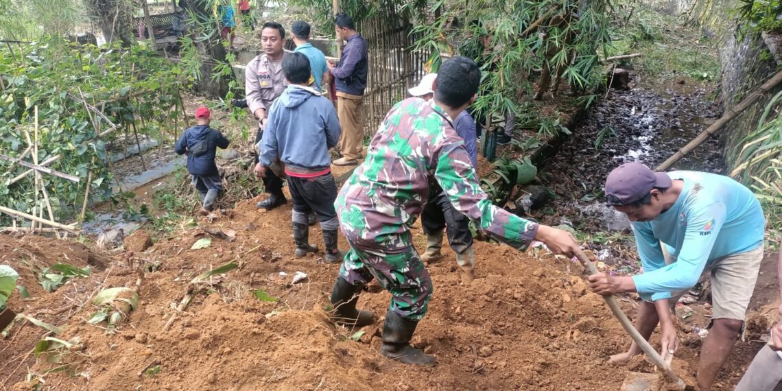 Bhabinkamtibmas Polsek Cisaat dan Babinsa bersinergi dengan Warga Kerja Bakti Membersihkan  Longsor