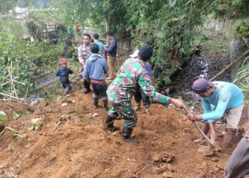 Bhabinkamtibmas Polsek Cisaat dan Babinsa bersinergi dengan Warga Kerja Bakti Membersihkan  Longsor