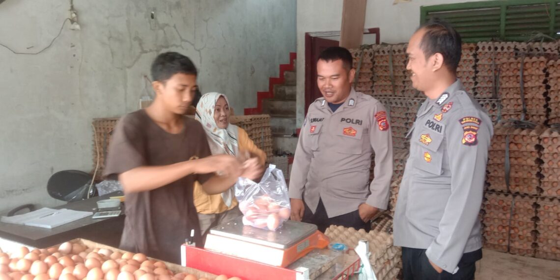 Bhabinkamtibmas Polsek Sukabumi Kontrol Harga Telur Di Desa Sukajaya
