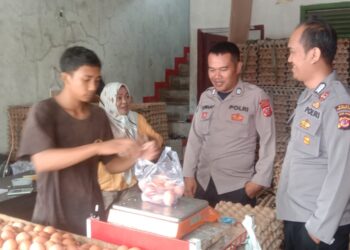Bhabinkamtibmas Polsek Sukabumi Kontrol Harga Telur Di Desa Sukajaya
