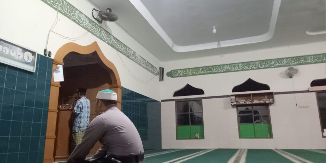 Lakukan Sholat Subuh Berjama’ah Bersama Warga, Bhabinkamtibmas Polsek Warudoyong