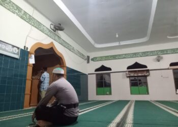 Lakukan Sholat Subuh Berjama’ah Bersama Warga, Bhabinkamtibmas Polsek Warudoyong