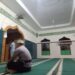 Lakukan Sholat Subuh Berjama’ah Bersama Warga, Bhabinkamtibmas Polsek Warudoyong