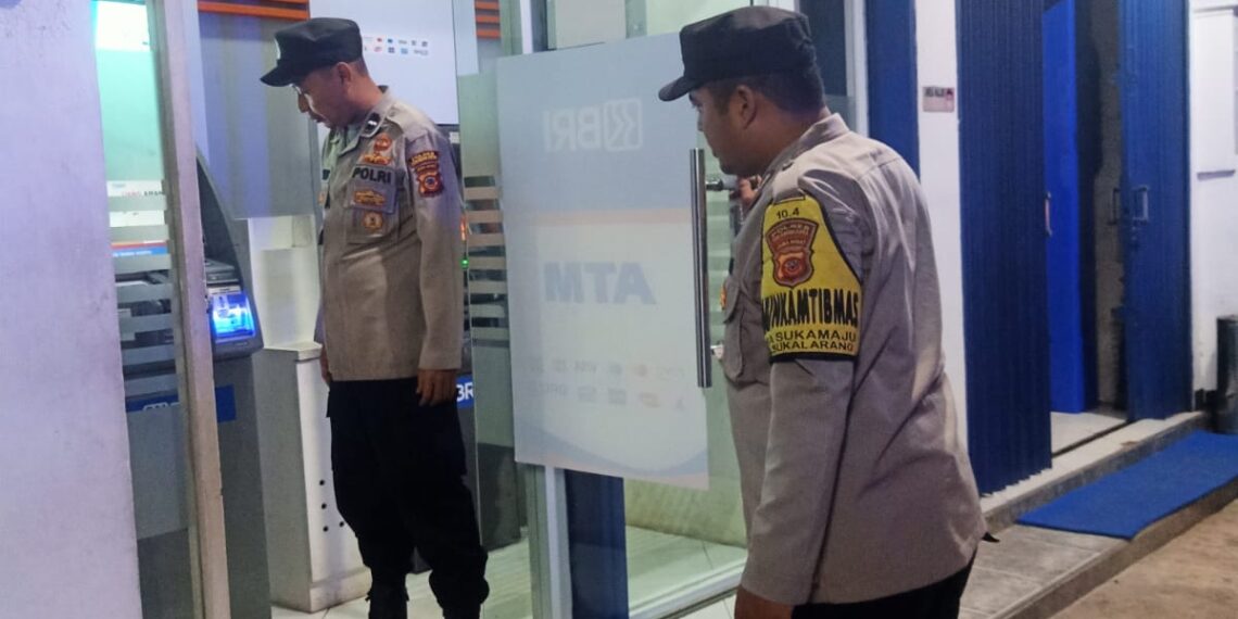 Polisi Polsek Sukalarang Patroli Malam Hari Kontrol ATM BRI Cegah Kejahatan Perbankan