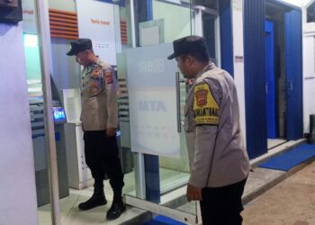 Polisi Polsek Sukalarang Patroli Malam Hari Kontrol ATM BRI Cegah Kejahatan Perbankan