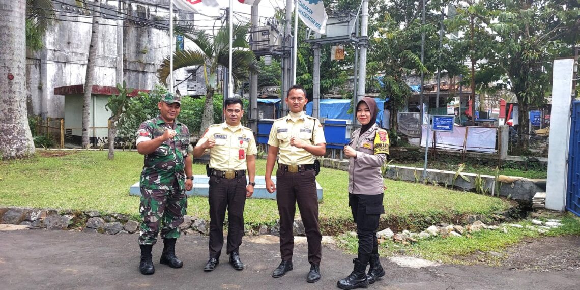 Cegah Aksi Kejahatan, Anggota Bhabinkamtibmas berikan Himbauan Kamtibmas Kepada Security
