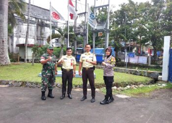 Cegah Aksi Kejahatan, Anggota Bhabinkamtibmas berikan Himbauan Kamtibmas Kepada Security