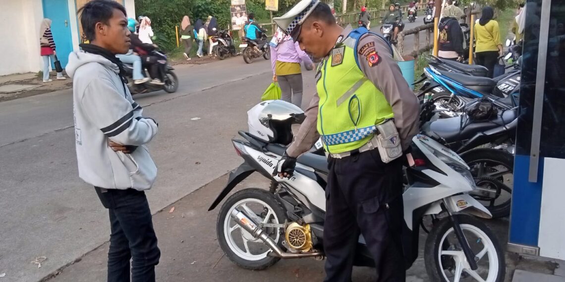Polsek Sukalarang Gelar Razia Knalpot Brong Antisipasi Kejahatan Balap Liar