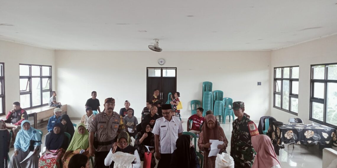 Monitoring dan Pengamanan Pembagian Beras Anggota Bhabinkamtibmas Kel Nyomplong