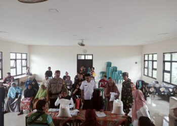 Monitoring dan Pengamanan Pembagian Beras Anggota Bhabinkamtibmas Kel Nyomplong