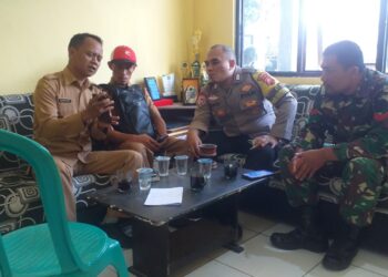 Bhabinkamtibmas Polsek Cireunghas Polres Sukabumi Kota dan Babinsa Sambang dan Dialogis Dengan Kepala Desa Lakukan Koordinasi Kamtibmas Jelang Pemilu 2024