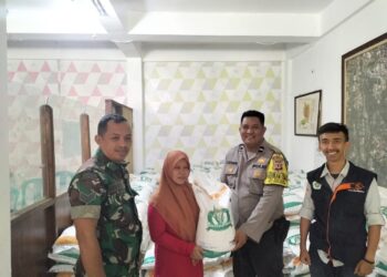 Laksanakan Monitoring Penyaluran Bantuan Pangan Cadangan Beras Pemerintah Oleh Bhabinkamtibmas Polsek Warudoyong