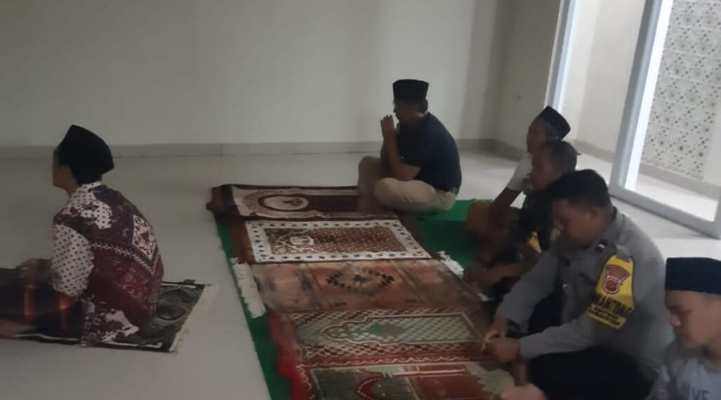 Bhabinkamtibmas Kel. Benteng Lakukan Sholat Subuh Berjama’ah Bersama Warga