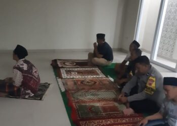 Bhabinkamtibmas Kel. Benteng Lakukan Sholat Subuh Berjama’ah Bersama Warga