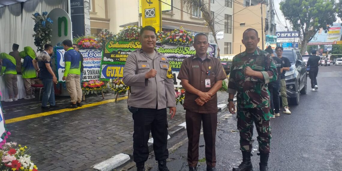 Cegah Aksi Kejahatan, Anggota Bhabinkamtibmas berikan Himbauan Kamtibmas Kepada Security