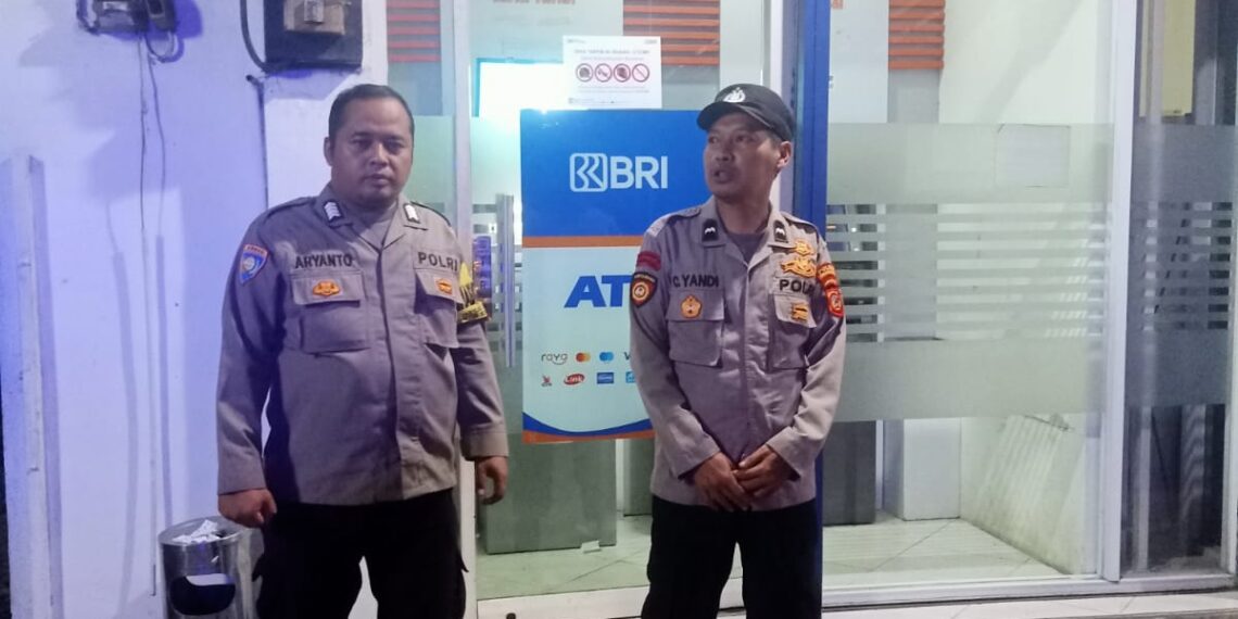 Polisi Polsek Sukalarang Patroli Malam Hari Kontrol ATM BRI Cegah Kejahatan Perbankan