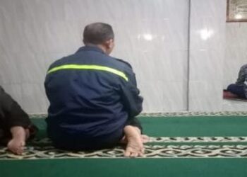 Bhabinkamtibmas Polsek Kadudampit dektkan. Dengan warga melalui shalat subuh berjamaah