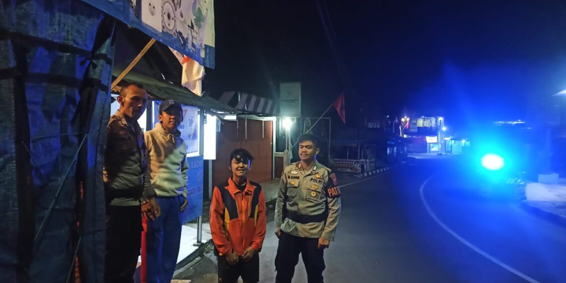 Sampaikan Pesan Kamtibmas dan Cegah Kejahatan di Malam Hari Polsek Lembursitu Lakukan Patroli Malam Hari