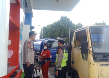 Polisi Polsek Sukalarang Giat Patroli Dialogis Antisipasi Gangguan Kamtibmas Di SPBU