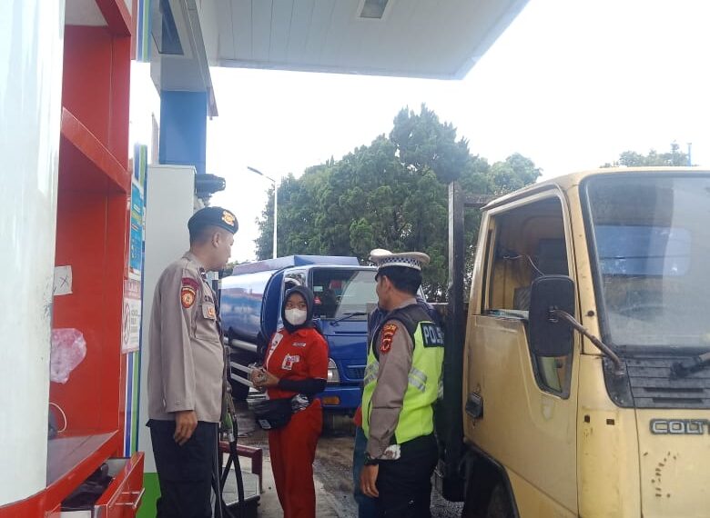 Polisi Polsek Sukalarang Giat Patroli Dialogis Antisipasi Gangguan Kamtibmas Di SPBU