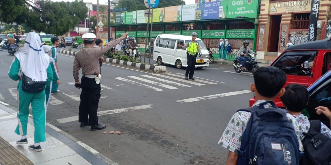 Unit Lantas Polsek Cikole Laksanakan Pengaturan di Pagi Hari