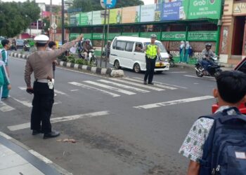 Unit Lantas Polsek Cikole Laksanakan Pengaturan di Pagi Hari