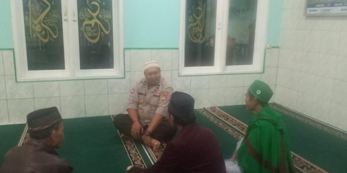 Bhabinkamtibmas Polsek Sukabumi Sholat Berjamaah