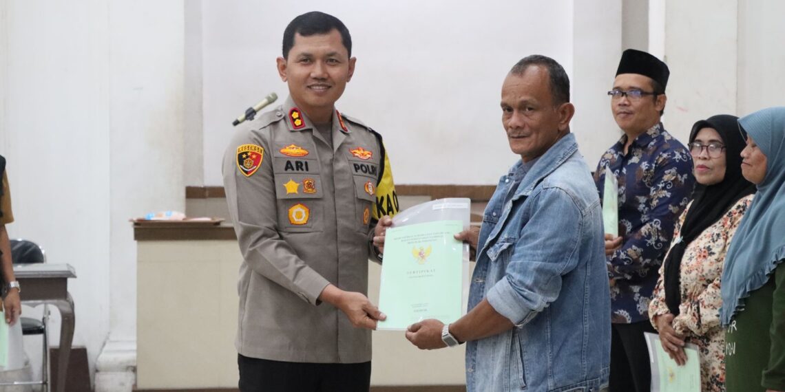 Kapolres Sukabumi Kota Hadiri Penyerahan Sertifikat Tanah Program PTSL
