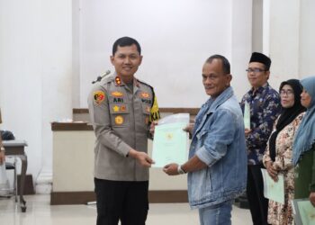 Kapolres Sukabumi Kota Hadiri Penyerahan Sertifikat Tanah Program PTSL